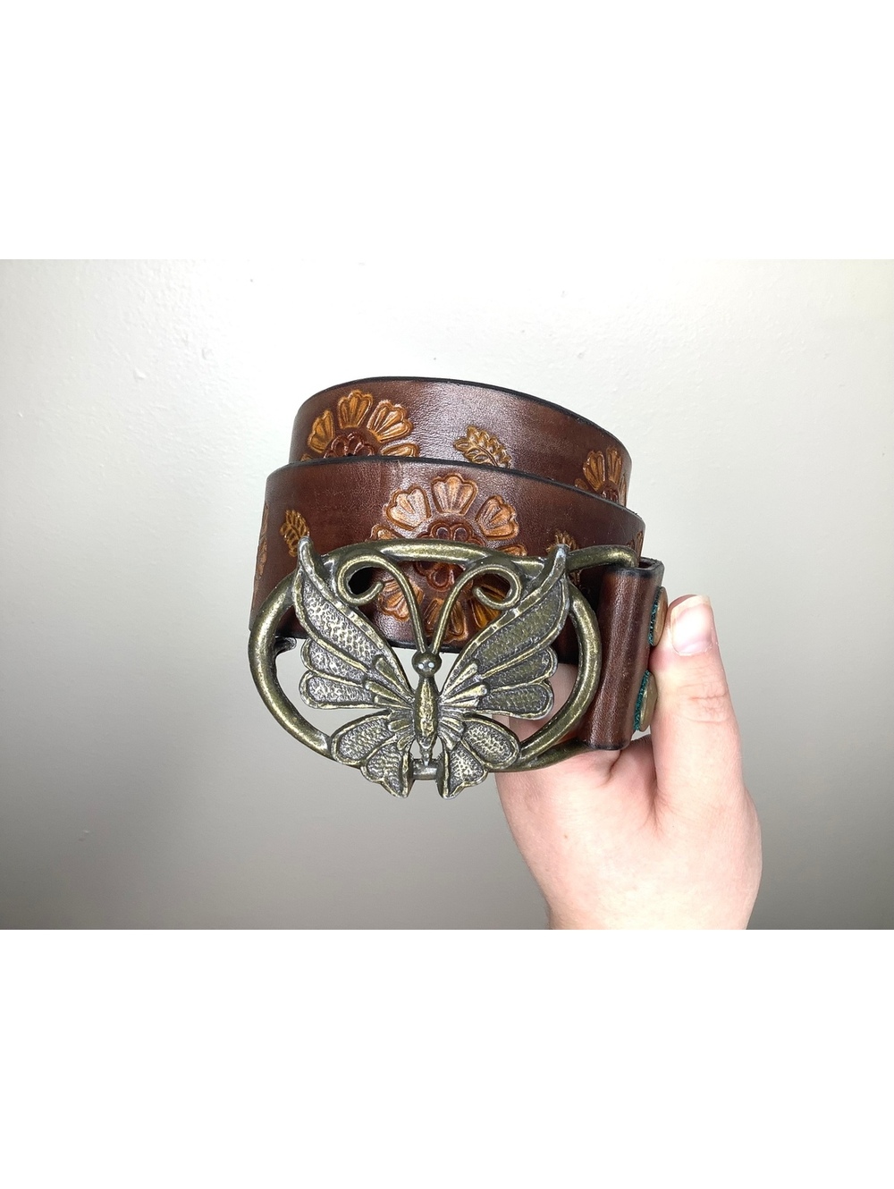 < Vintage Floral Embossed Leather Belt With Butterfly Belt Buckle > - Picture 3 of 5